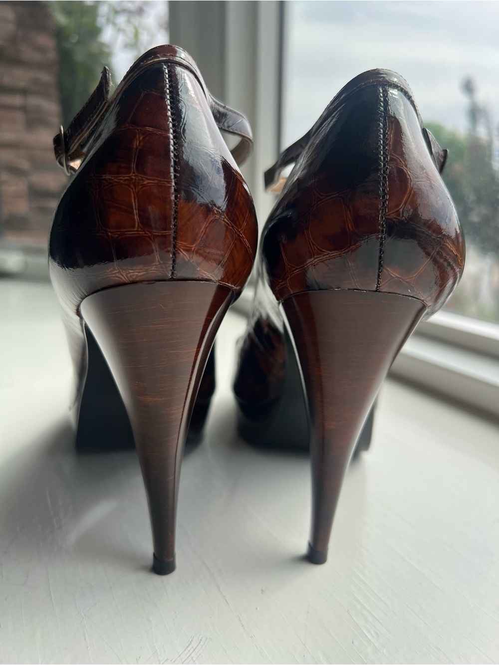 Carlos Santana Alleged T-Strap Platform Heels, 10 - Picture 4 of 9